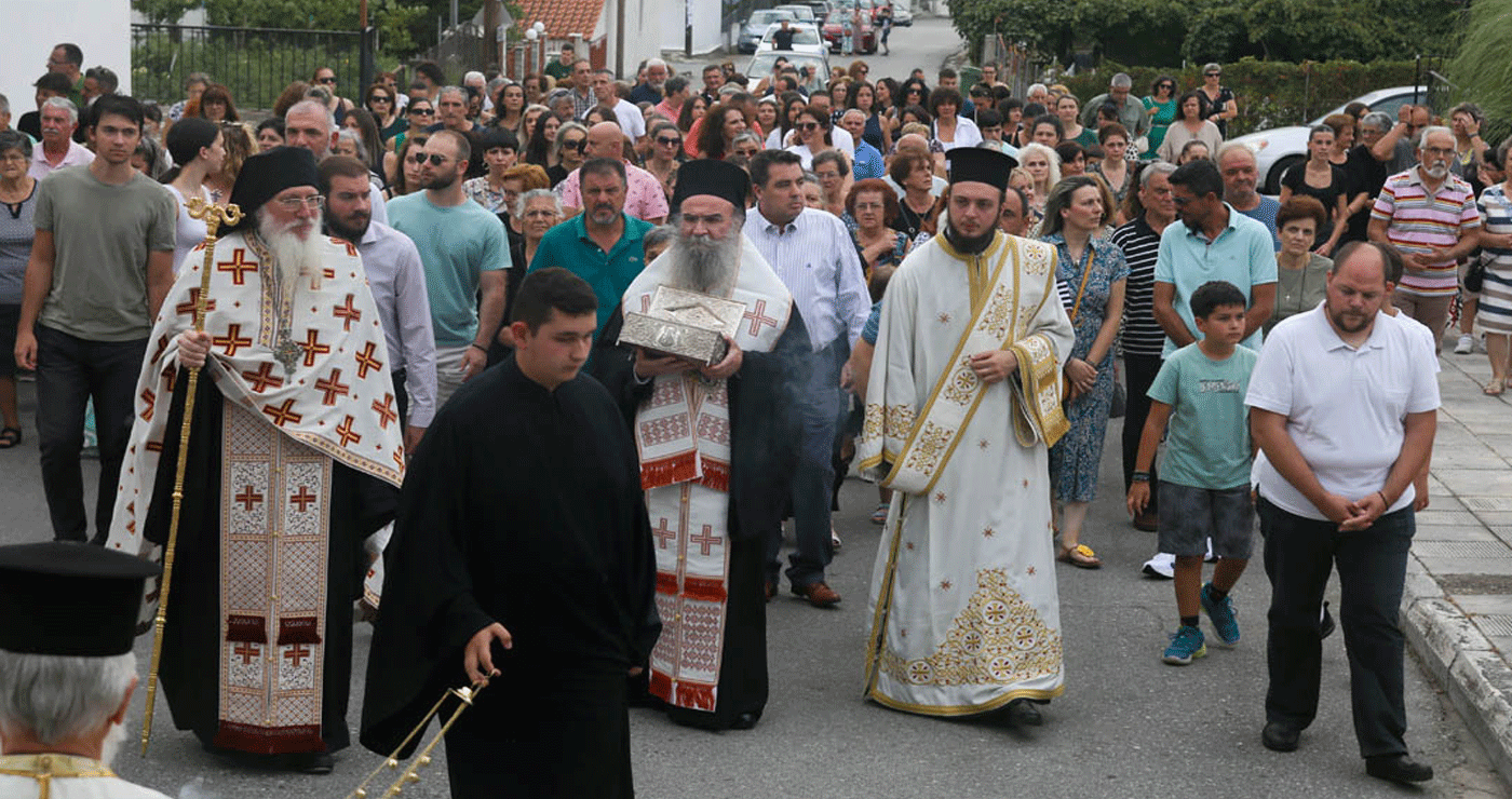 Με πάνδημη τη συμμετοχή κληρικών και λαϊκών η υποδοχή του λειψάνου του Αγίου Διονυσίου εν Ολύμπω στο Βελβεντό (Φωτογραφίες)