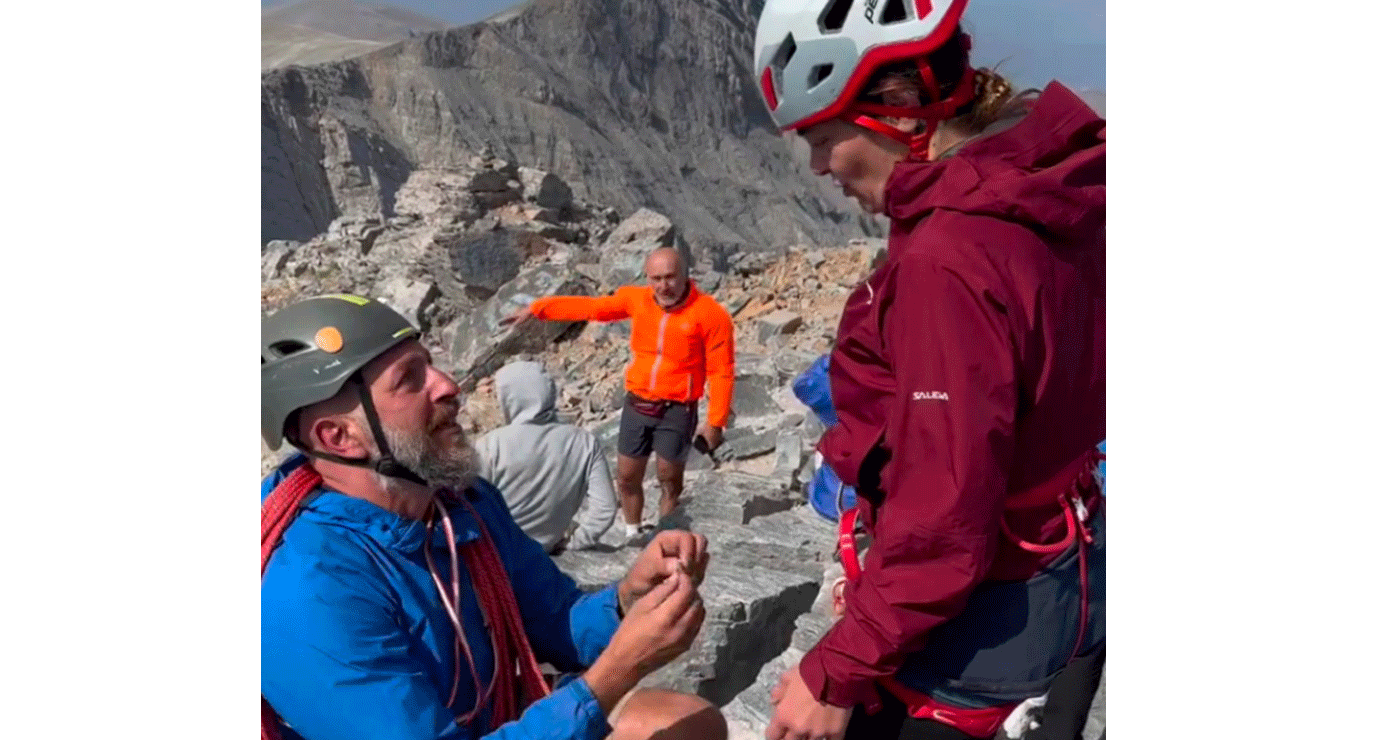 Συγκινητική πρόταση γάμου στην κορυφή του Ολύμπου – Δείτε βίντεο