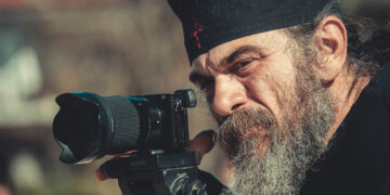 Ο παπά-Κώστας έγινε «παπαράτσι» και κάνει το Βοιό να ζει για πάντα στις καρδιές των ανθρώπων του