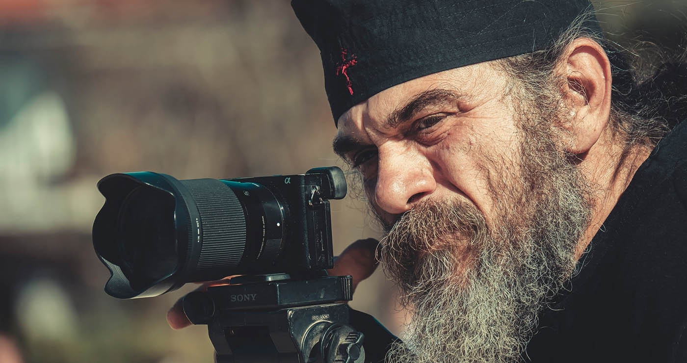 Ο παπά-Κώστας έγινε «παπαράτσι» και κάνει το Βοιό να ζει για πάντα στις καρδιές των ανθρώπων του