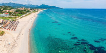 Η μεγαλύτερη παραλία της Ευρώπης βρίσκεται στην Ελλάδα και έχει μήκος 25 χιλιόμετρα