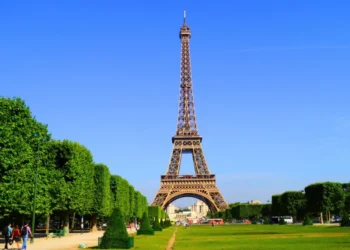 Διακοπές: Οι Έλληνες επιλέγουν εξωτερικό – Οι προορισμοί που προτιμούν και τα ποσά που ξοδεύουν