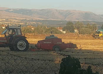 Έπιασαν δουλειά τα τρακτέρ στον κάμπο της Εορδαίας, για τις αχυρόμπαλες (της Κούλας Πουλασιχίδου)