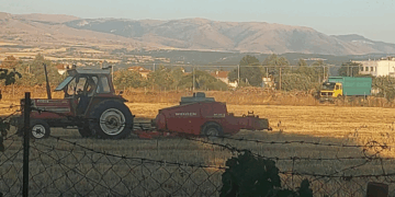 Έπιασαν δουλειά τα τρακτέρ στον κάμπο της Εορδαίας, για τις αχυρόμπαλες (της Κούλας Πουλασιχίδου)