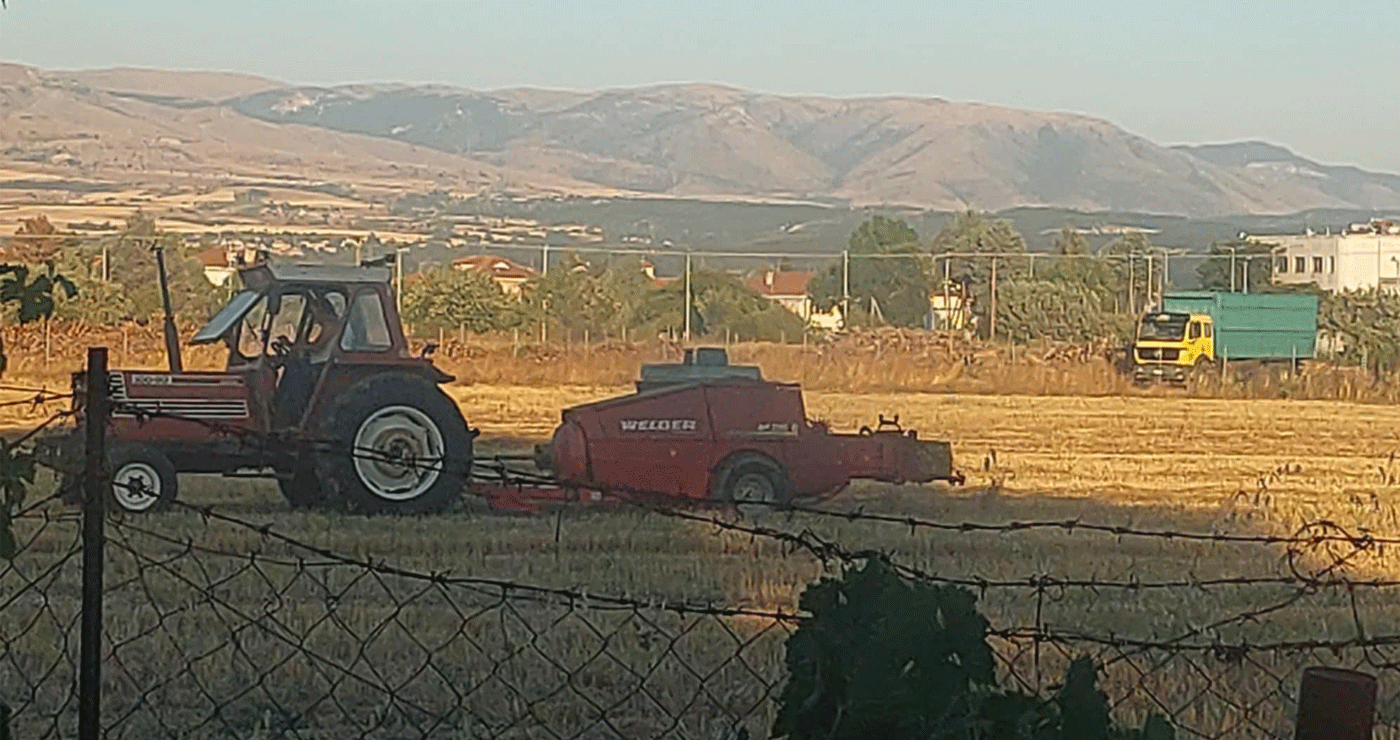Έπιασαν δουλειά τα τρακτέρ στον κάμπο της Εορδαίας, για τις αχυρόμπαλες (της Κούλας Πουλασιχίδου)