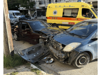 Φοβερό τροχαίο στην Πτολεμαΐδα: Πήρε σβάρνα 2 παρκαρισμένα αμάξια (Φωτογραφίες)