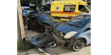 Φοβερό τροχαίο στην Πτολεμαΐδα: Πήρε σβάρνα 2 παρκαρισμένα αμάξια (Φωτογραφίες)