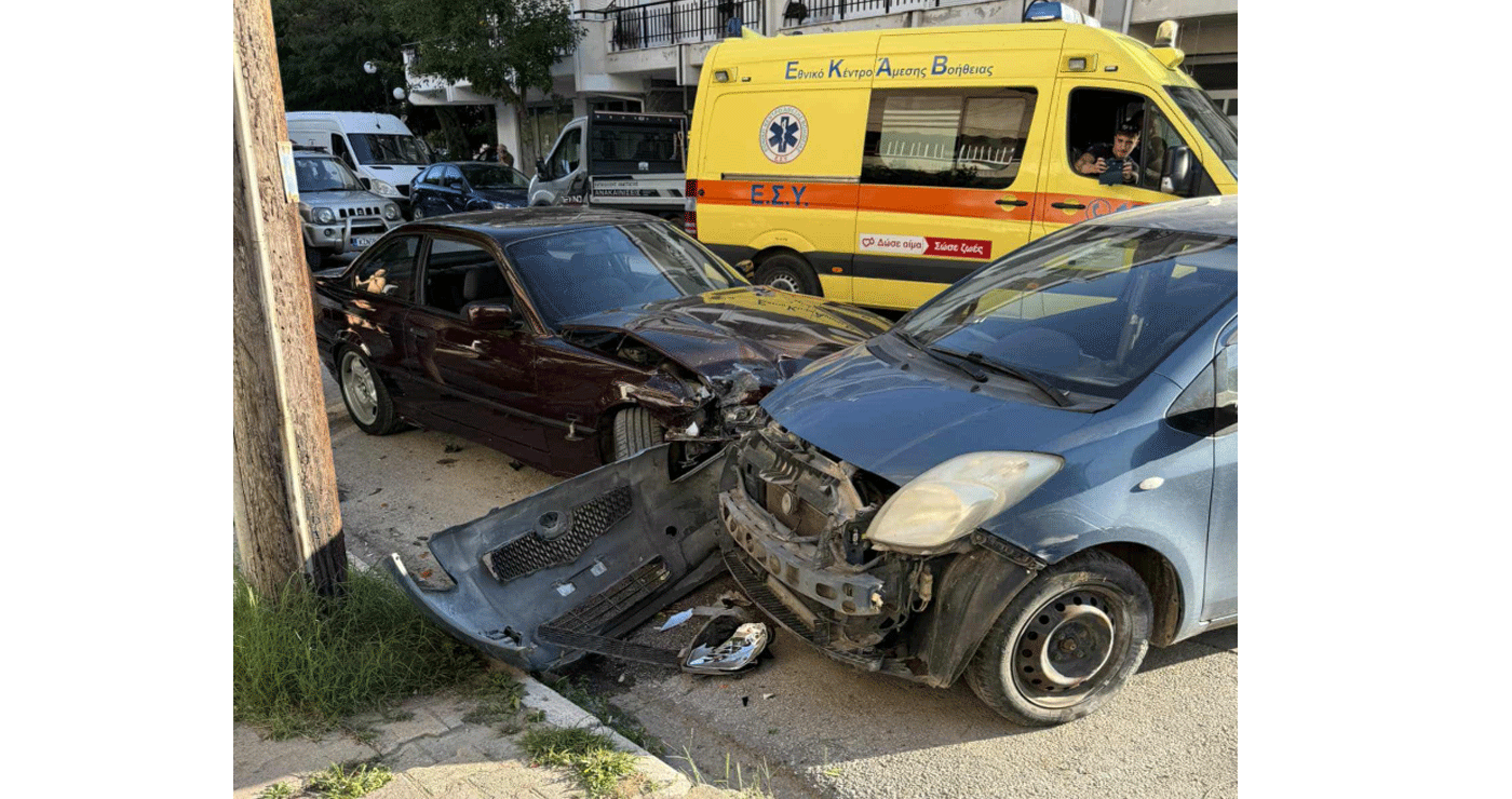 Φοβερό τροχαίο στην Πτολεμαΐδα: Πήρε σβάρνα 2 παρκαρισμένα αμάξια (Φωτογραφίες)
