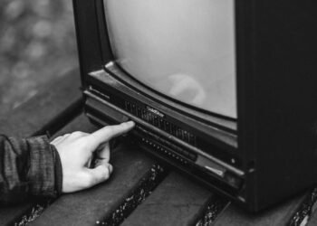 Έρχονται οι άδειες για τα περιφερειακά τηλεοπτικά κανάλια – Μαρινάκης: «Βάζουμε τάξη στο αρρύθμιστο τοπίο με κανόνες και σεβασμό στους εργαζόμενους»