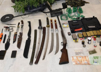 Γρεβενά: Συλλήψεις για φυτεία κάνναβης – Κατασχέθηκαν σπαθιά, πιστόλια και χιλιάδες ευρώ