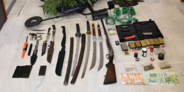 Γρεβενά: Συλλήψεις για φυτεία κάνναβης – Κατασχέθηκαν σπαθιά, πιστόλια και χιλιάδες ευρώ