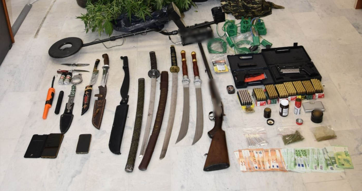 Γρεβενά: Συλλήψεις για φυτεία κάνναβης – Κατασχέθηκαν σπαθιά, πιστόλια και χιλιάδες ευρώ