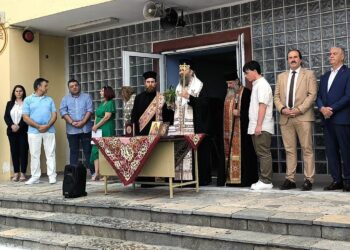 Ο Σεβασμιώτατος Μητροπολίτης Φλωρίνης, Πρεσπών και Εορδαίας ευλογεί τους μαθητές και τους εκπαιδευτικούς κατά τους αγιασμούς στο Αμύνταιο.