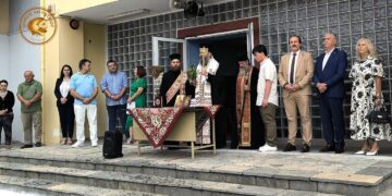 Ο Σεβασμιώτατος Μητροπολίτης Φλωρίνης, Πρεσπών και Εορδαίας ευλογεί τους μαθητές και τους εκπαιδευτικούς κατά τους αγιασμούς στο Αμύνταιο.