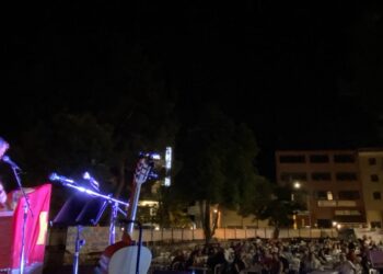 Μια σκηνή από το Φεστιβάλ ΚΝΕ – Οδηγητή, με έναν ομιλητή στο βήμα και πλήθος κόσμου να παρακολουθεί σε μια νυχτερινή πλατεία.