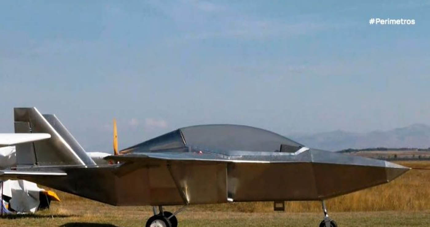 Φλώρινα: Συνταξιούχος αστυνομικός σχεδιάζει και εξάγει αεροσκάφη – το νέο μοντέλο θυμίζει «στέλθ»! (Βίντεο)