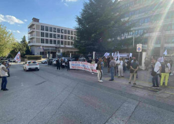 Κοζάνη: Διαμαρτυρία έξω από το κτήριο της Περιφερειακής Ενότητας για τη μονάδα καύσης απορριμμάτων