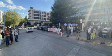 Κοζάνη: Διαμαρτυρία έξω από το κτήριο της Περιφερειακής Ενότητας για τη μονάδα καύσης απορριμμάτων