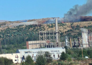ΣΥΜΒΑΙΝΕΙ ΤΩΡΑ: Φωτιά στο παλιό ορυχείο της ΔΕΗ στην Πτολεμαΐδα
