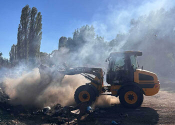 Φωτιά ξέσπασε εντός κατοικημένης περιοχής στην Μελίτη