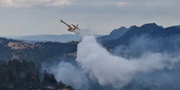Σε εξέλιξη δασική πυρκαγιά σε περιοχή ανάμεσα σε Δοτσικό και Πεντάλοφο – Στη μάχη και εναέρια μέσα