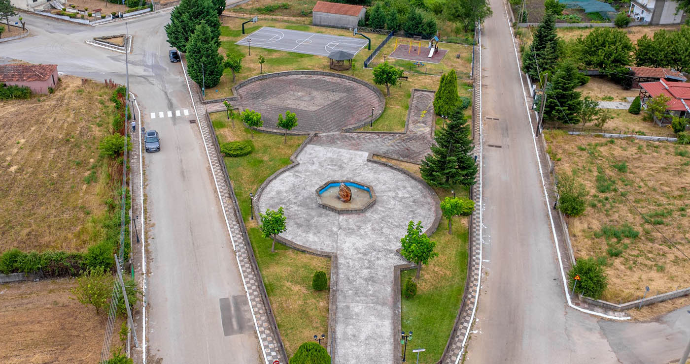 HELLENiQ Renewables: Σταθερά δίπλα στην κοινωνία της Κοζάνης – Νέα όψη στην κεντρική πλατεία της Κοινότητας Σιδερών