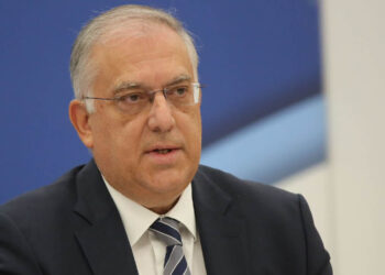 Αυστηρό μήνυμα Θεοδωρικάκου στην αγορά: “Μειώστε τις τιμές σε 1.000 κωδικούς”