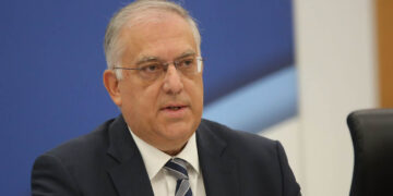 Αυστηρό μήνυμα Θεοδωρικάκου στην αγορά: “Μειώστε τις τιμές σε 1.000 κωδικούς”