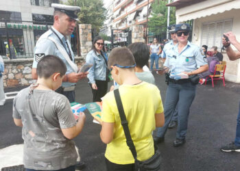Οι μικροί μαθητές μαθαίνουν να διασχίζουν το δρόμο – Δράση με ενημερωτικά φυλλάδια από την Τροχαία Εορδαίας