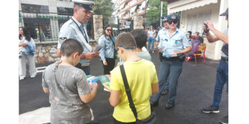 Οι μικροί μαθητές μαθαίνουν να διασχίζουν το δρόμο – Δράση με ενημερωτικά φυλλάδια από την Τροχαία Εορδαίας