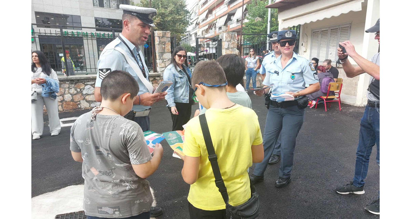 Οι μικροί μαθητές μαθαίνουν να διασχίζουν το δρόμο – Δράση με ενημερωτικά φυλλάδια από την Τροχαία Εορδαίας