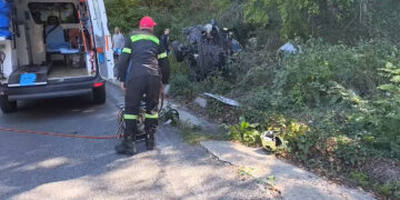 Γρεβενά: Σοβαρό τροχαίο με τρεις επιβαίνοντες – Επενέβησαν Πυροσβεστική & ΕΚΑΒ