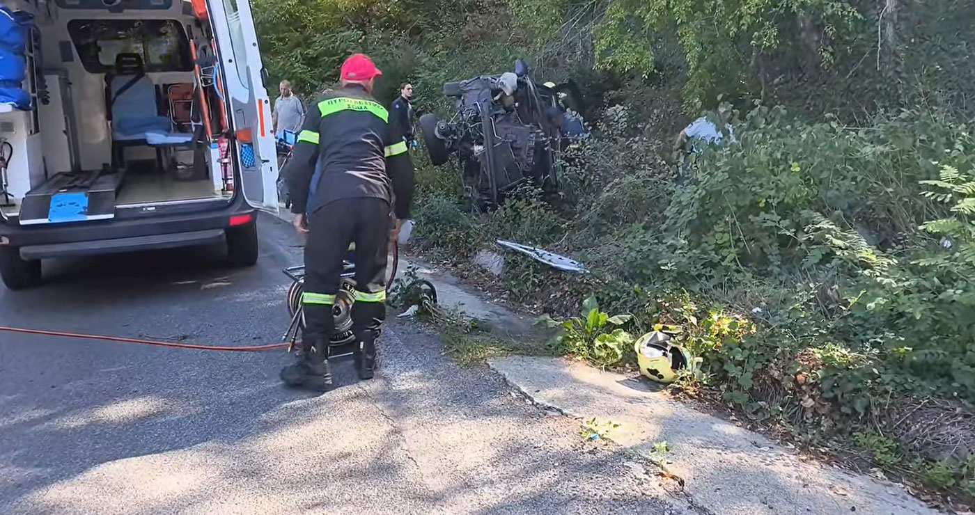 Γρεβενά: Σοβαρό τροχαίο με τρεις επιβαίνοντες – Επενέβησαν Πυροσβεστική & ΕΚΑΒ