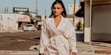 Από την Κοζάνη στη Μόσχα: Ποια είναι η Ελληνίδα που θα εκπροσωπήσει τις ΗΠΑ στη ρωσική Eurovision