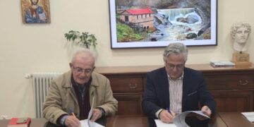Δύο άνδρες, ο δήμαρχος Βοΐου και ο ανάδοχος, υπογράφουν τη σύμβαση για την ανάδειξη του κτιρίου του συνεταιρισμού στην Εράτυρα.