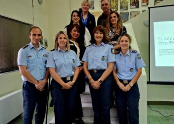 Μια ομάδα αστυνομικών και γυναικών στέκονται σε έναν διάδρομο του νοσοκομείου Φλώρινας, συμμετέχοντας στην ενημέρωση για την ενδοοικογενειακή βία Φλώρινα.