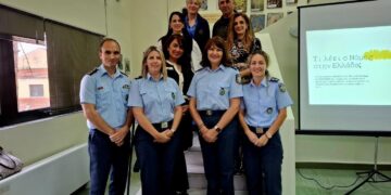 Μια ομάδα αστυνομικών και γυναικών στέκονται σε έναν διάδρομο του νοσοκομείου Φλώρινας, συμμετέχοντας στην ενημέρωση για την ενδοοικογενειακή βία Φλώρινα.