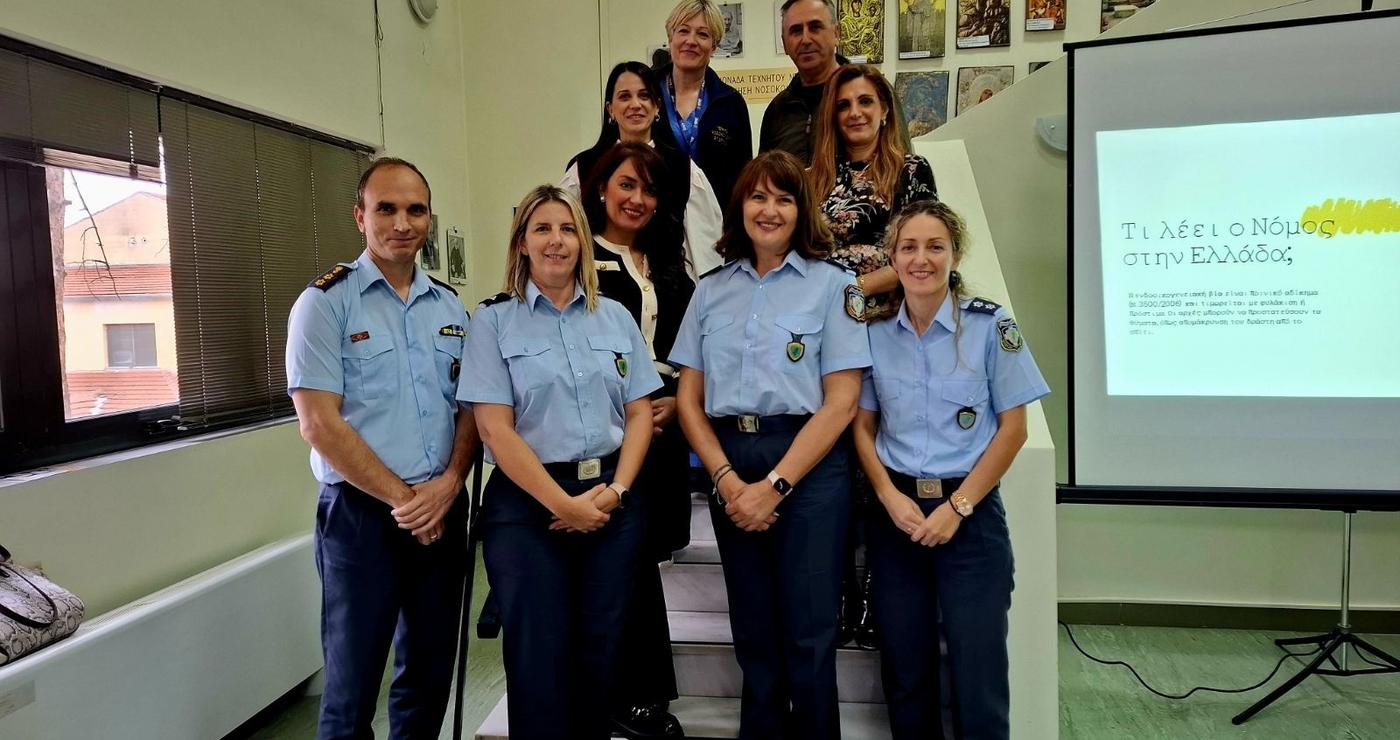 Μια ομάδα αστυνομικών και γυναικών στέκονται σε έναν διάδρομο του νοσοκομείου Φλώρινας, συμμετέχοντας στην ενημέρωση για την ενδοοικογενειακή βία Φλώρινα.