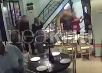 Επίθεση με αυγά και πέτρες δέχθηκε από κουκουλοφόρους ο Μάκης Βορίδης στο Ηράκλειο Κρήτης