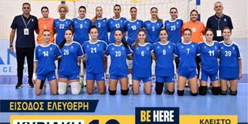 Η Εθνική Γυναικών στο χάντμπολ Κοζάνης ποζάρουν χαμογελαστοί πριν τον αγώνα με την Αυστρία, στα πλαίσια των προκριματικών του EURO 2026.