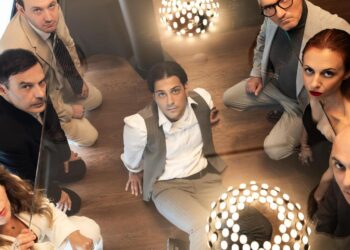 Οκτώ ηθοποιοί του Δη.Πε.Θε. Κοζάνης ποζάρουν για προωθητικές φωτογραφίες της παράστασης Άμλετ Δη.Πε.Θε. Κοζάνης.