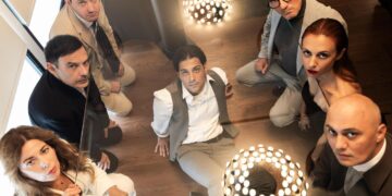 Οκτώ ηθοποιοί του Δη.Πε.Θε. Κοζάνης ποζάρουν για προωθητικές φωτογραφίες της παράστασης Άμλετ Δη.Πε.Θε. Κοζάνης.