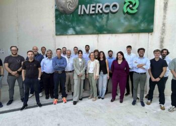 Μια ομάδα εταίρων του Ευρωπαϊκού Έργου 24/7 ZEN στέκεται χαμογελαστοί μπροστά από το κτίριο της INERCO στη Σεβίλλη.