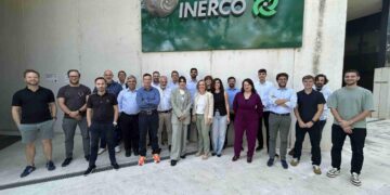 Μια ομάδα εταίρων του Ευρωπαϊκού Έργου 24/7 ZEN στέκεται χαμογελαστοί μπροστά από το κτίριο της INERCO στη Σεβίλλη.