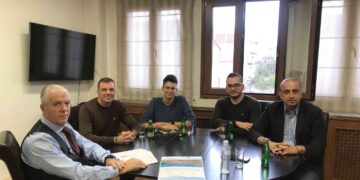 Μια ομάδα ανθρώπων συνεδριάζει γύρω από ένα τραπέζι σε ένα γραφείο, συζητώντας για το έργο BIOSTARS και την ενίσχυση της βιοοικονομίας στον Δήμο Αμυνταίου.