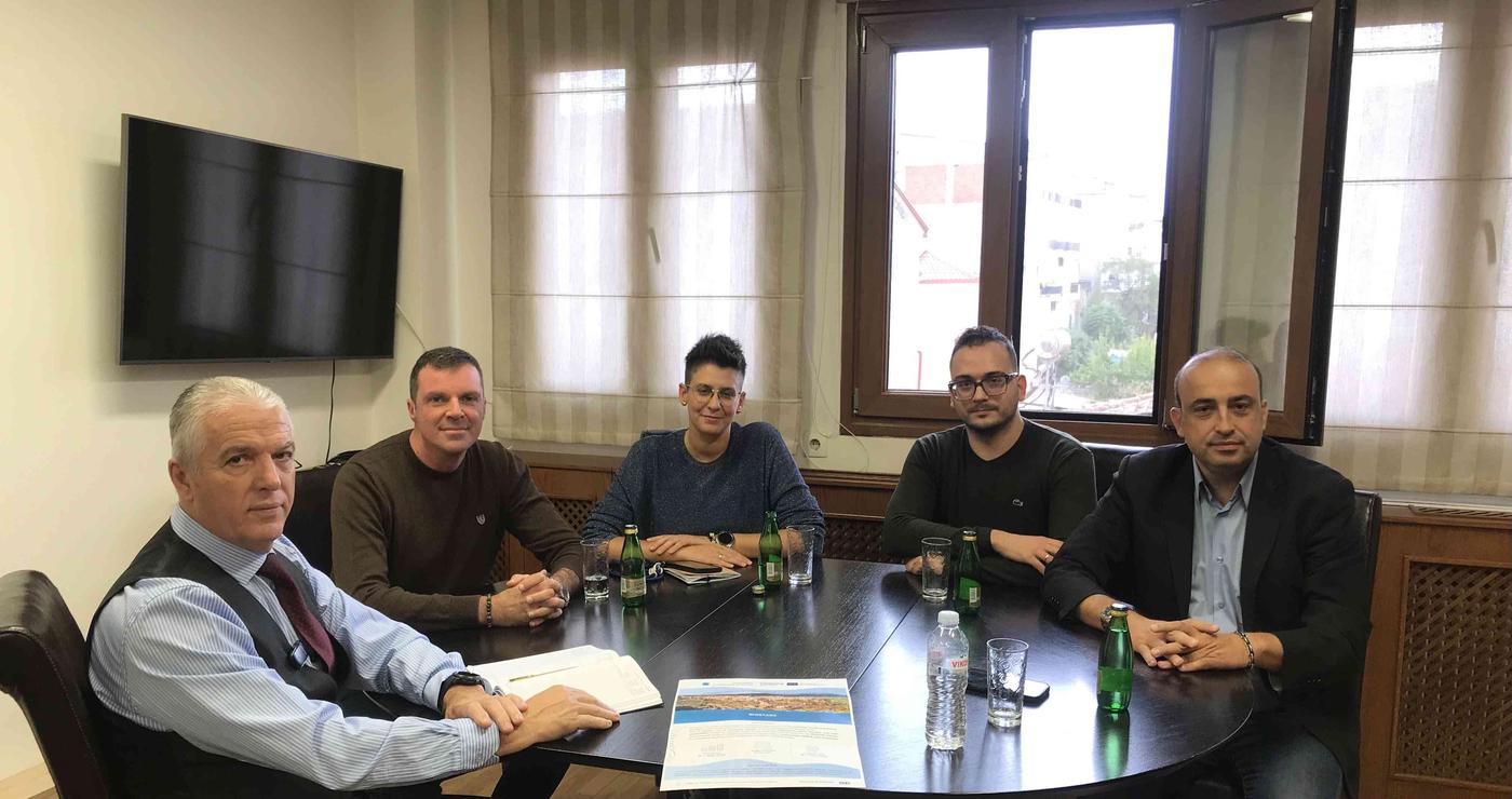 Μια ομάδα ανθρώπων συνεδριάζει γύρω από ένα τραπέζι σε ένα γραφείο, συζητώντας για το έργο BIOSTARS και την ενίσχυση της βιοοικονομίας στον Δήμο Αμυνταίου.