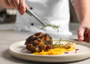 Συνελήφθη τηλεοπτικός σεφ για χρέη 350.000 ευρώ προς το Δημόσιο