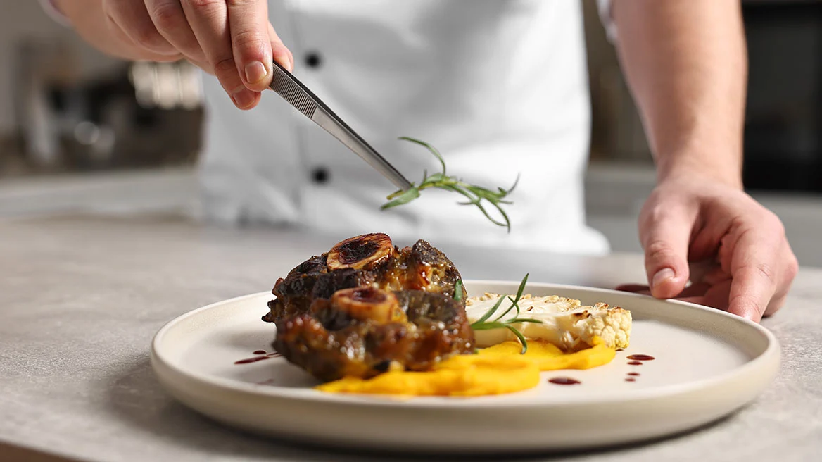 Συνελήφθη τηλεοπτικός σεφ για χρέη 350.000 ευρώ προς το Δημόσιο