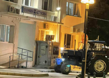 Τα ξημερώματα στην Πτολεμαΐδα: Αγρότης με τρακτέρ, διαμαρτυρήθηκε για τον ΟΠΕΚΕΠΕ μπροστά από την Αστυνομία – πρωτοφανές περιστατικό