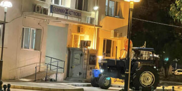 Τα ξημερώματα στην Πτολεμαΐδα: Αγρότης με τρακτέρ, διαμαρτυρήθηκε για τον ΟΠΕΚΕΠΕ μπροστά από την Αστυνομία – πρωτοφανές περιστατικό